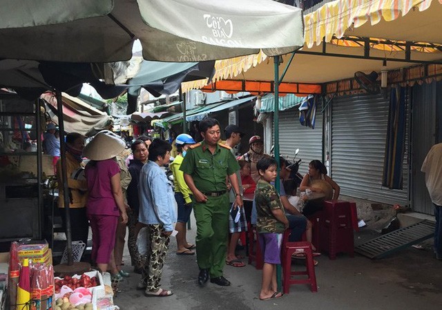 Hai người bị đâm chết vì mâu thuẫn buôn bán hoa quả Công an tiến hành khám nghiệm hiện trường vụ án