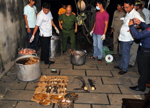 Cảnh sát nổ súng khống chế nhóm người nấu cao hổ Tang vật nấu cao hổ được cảnh sát thu giữ