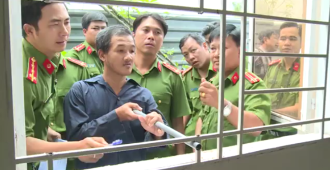 Thực nghiệm hiện trường vụ bé 9 tuổi bị hiếp dâm Võ Văn Đặng diễn lại hành vi cướp của, hiếp dâm bé gái