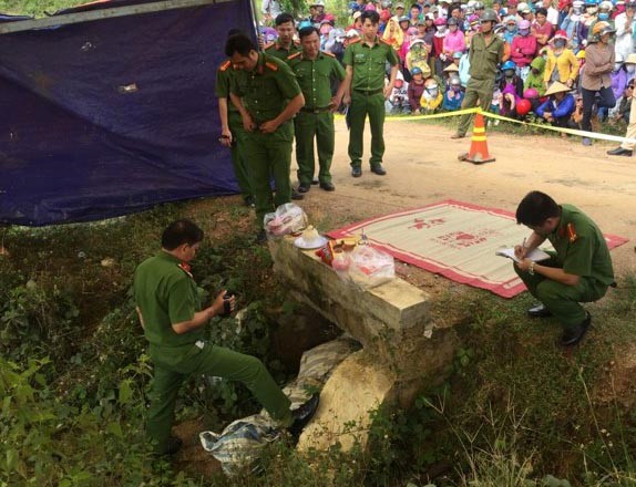 Thông tin gây sốc về vụ giết người phi tang xác dưới cống Cơ quan chức năng khám nghiệm hiện trường nơi phát hiện thi thể bà Phúc