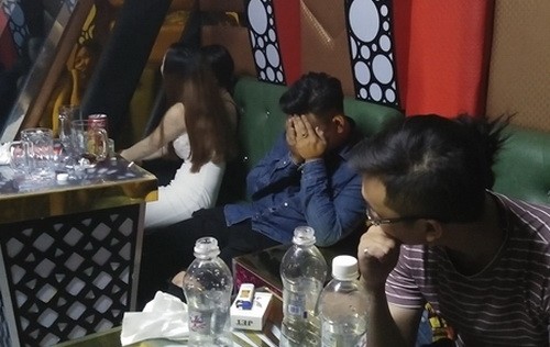 Nhiều người 'phê' ma túy trong quán karaoke ở Đồng Nai Nhóm thanh niên bị bắt giữ khi sử dụng ma túy