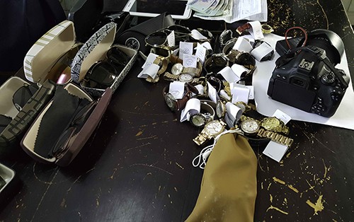 Đột nhập nhà 'đại gia' trộm hàng loạt hàng hiệu, trang sức đá quý Tang vật vụ trộm
