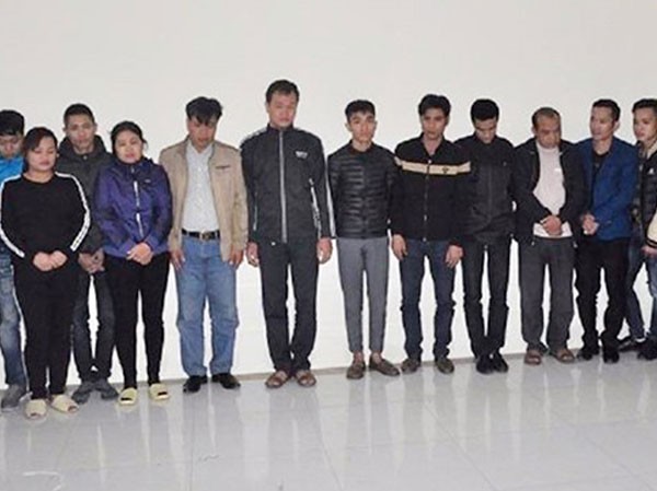 Cảnh sát hình sự phá 4 lớp cửa sắt bắt 18 'con bạc' Các nghi can tại cơ quan công an