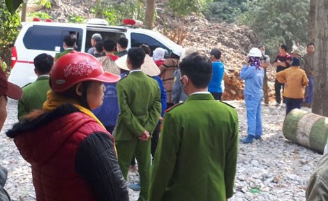Nghi vấn người thân giết cháu bé 23 ngày tuổi ở Thanh Hóa Cơ quan điều tra tiến hành khám nghiệm hiện trườn