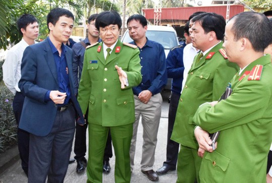 Công an Thanh Hóa: Vụ bé sơ sinh bị giết rất phức tạp Đại tá Khương Duy Oanh, Phó giám đốc Công an tỉnh Thanh Hóa (giơ tay) cho biết công an chưa có thông tin chính thức do vụ án có nhiều tình tiết phức tạp
