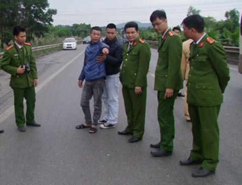 Lời khai của kẻ tông chiến sỹ CSGT tử vong trên cao tốc Đối tượng Trường (thứ hai từ trái sang) bị dẫn giải đến hiện trường vụ việc