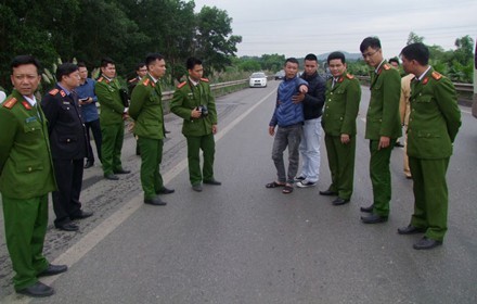 Bắt tạm giam đối tượng tông xe khiến Thiếu tá CSGT tử vong Hoàng Văn Trường (áo xanh), tại buổi thực nghiệm hiện trường