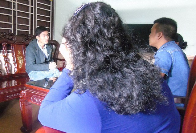 Con bị giết, chôn xác 7 năm: Mẹ ngóng từng ngày trong nước mắt Mẹ và em trai nạn nhân (bên phải) buồn bã nói về sự việc vừa qua
