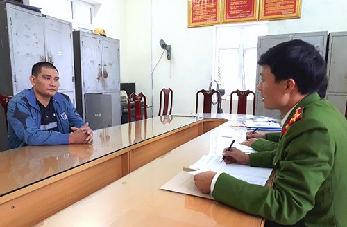 Tài xế cố thủ sau tai nạn, hành hung cảnh sát Nghi can Thái (trái) tại cơ quan điều tra. Ảnh: C.A