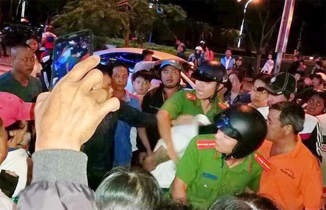 Tạm giữ kẻ bắt cóc bé 5 tuổi ở công viên để tống tiền Công an, ban bảo vệ dân phố phường Vĩnh Thọ và người dân vây bắt đối tượng bắt cóc trẻ em