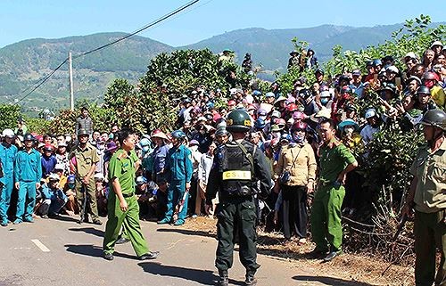 Thanh niên 19 tuổi đạp ngã, đâm chết người giữa đường Đông đảo người dân đi xem dựng hiện trường vụ án mạng