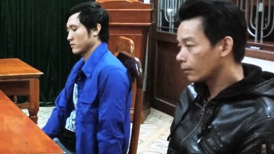 Bắt 2 kẻ bị truy nã vì mang hàng loạt xe thuê đi cầm cố Tuân (áo khoác đen) và Bình (áo xanh) tại Cơ quan Công an Quảng Trị