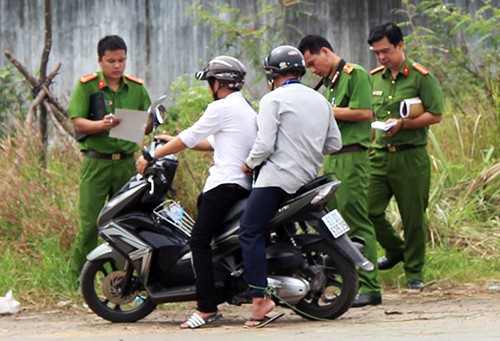 Nam thanh niên đâm tài xế xe ôm hàng chục nhát để cướp Phi bị đưa đi thực nghiệm hiện trường đâm chết ông xe ôm