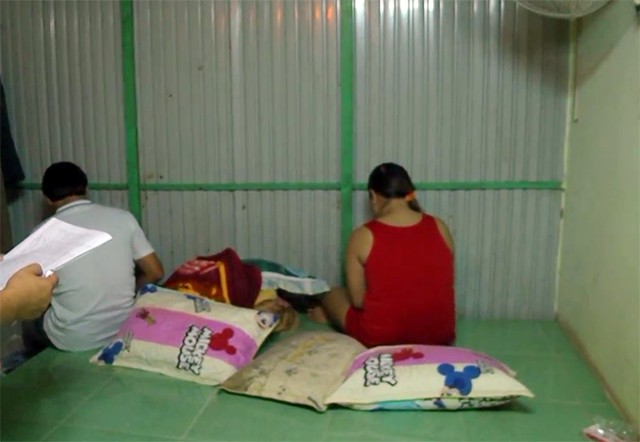 Chủ quán cà phê cùng nhân viên phục vụ khách... tới bến Nhân viên quán cà phê "Tình Không" bán dâm cho khách tại buồng ngủ