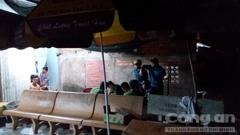 Vĩnh Long: Chém bạn nhậu suýt chết trong đêm Noel Lực lượng công an lấy lời khai các nhân chứng tại hiện trường