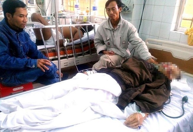 Không tìm thấy con, nhóm côn đồ chém bố nguy kịch tại nhà Nạn nhân L. đang cấp cứu tại bệnh viện
