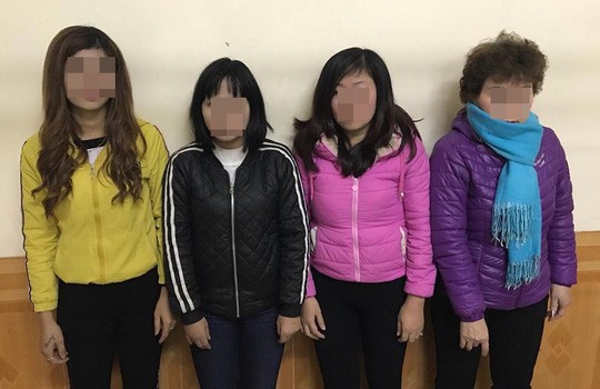 'U60' khai đứng ven sông Tô Lịch chèo kéo khách mua dâm Nhóm 4 phụ nữ bán dâm ở ven sông Tô Lịch