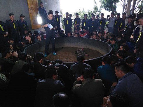 Hơn 100 cảnh sát đột kích sới gà, thu gần 200 triệu đồng Tang vật và những người có liên quan bị bắt giữ tại hiện trường
