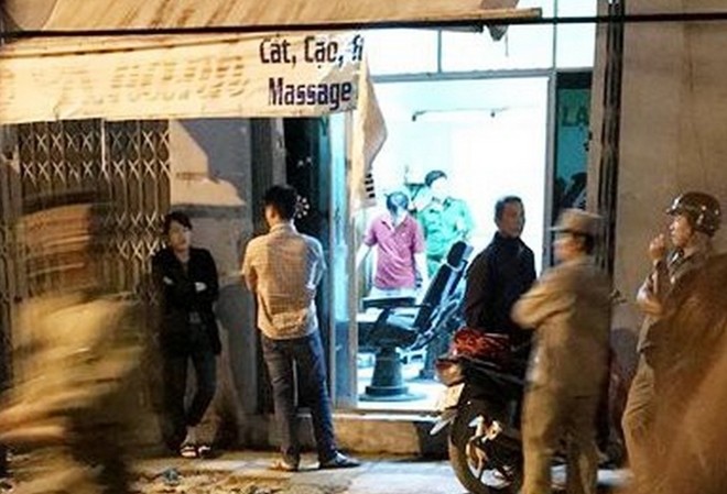 Ráo riết truy lùng hung thủ cắt cổ nhân viên hớt tóc Tiệm hớt tóc – massage Ngọc Khánh, nơi xảy ra vụ án mạng kinh hoàng