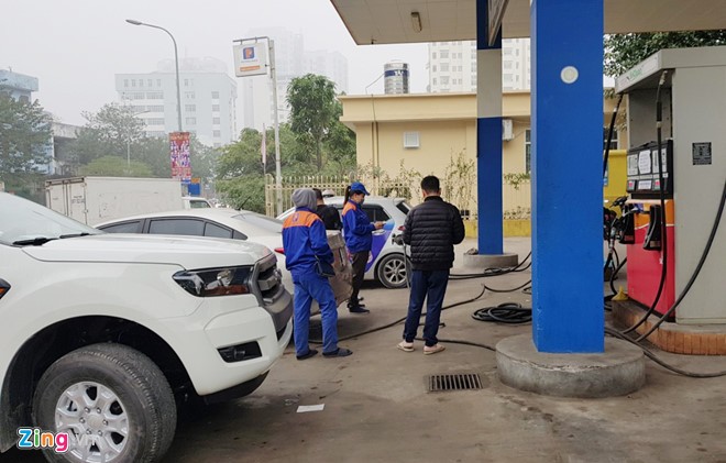 Người Hà Nội phản ứng thế nào trước việc dừng bán xăng A92 Nhiều khách hàng đi ôtô còn e dè với xăng E5