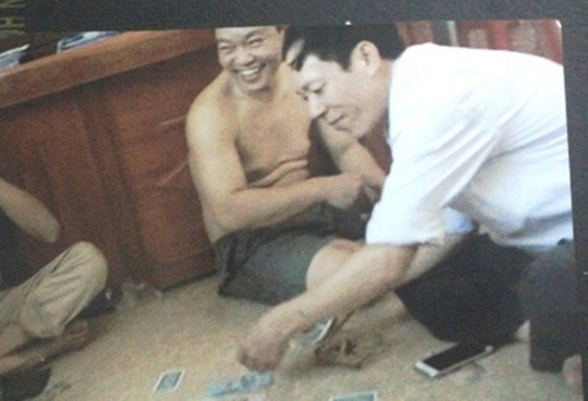Đánh bạc, 5 'quan xã' bị phạt hơn 7 triệu đồng Các quan xã đánh bài ăn tiền tại nhiệm sở bị phạt mỗi người 1,5 triệu đồng