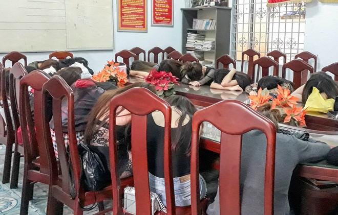 TGĐ khách sạn 4 sao tổ chức đường dây mại dâm cao cấp thế nào? Công an đưa các cô gái về trụ sở lấy lời khai ngày 25/10/2017. Ảnh: Zing