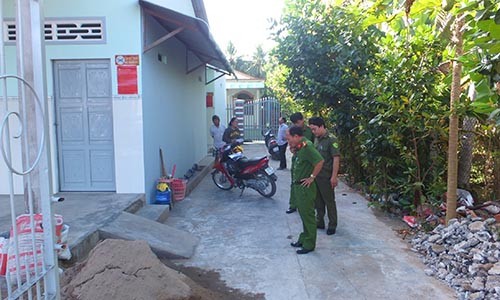 Nghi can sát hại vợ chồng chủ tiệm sửa xe ra đầu thú Công an khám nghiệm hiện trường. Ảnh: VnExpress