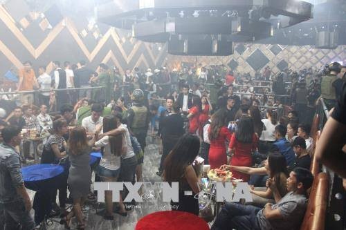 Hàng chục 'dân chơi' phê ma túy trong quán bar Có 80 người trong số gần 220 người trong quán bar H5 dương tính với chất ma tuý.