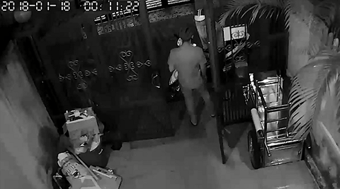 Truy xét nhóm nghi Grabbike 'cuỗm' 3 xe máy trong đêm Nhóm đối tượng trao đổi trước khi thực hiện hành vi