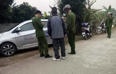 Truy bắt hai đối tượng khống chế tài xế taxi để cướp Hiện trường vụ cướp điện thoại của lái xe taxi.