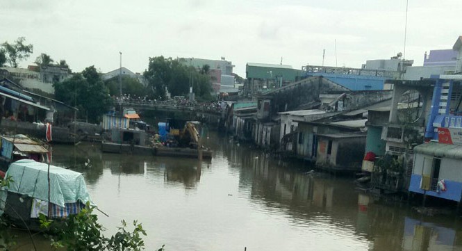 Người đàn ông bất ngờ nhảy xuống sông khi bị mời về trụ sở công an Toàn cảnh cầu Vĩnh Châu nơi xảy ra vụ việc