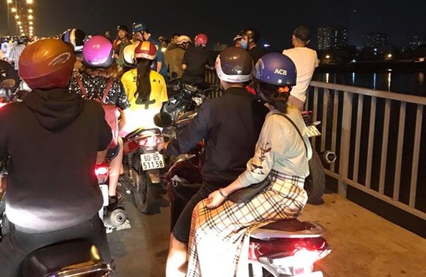 Nỗ lực cứu 2 thiếu nữ cùng nhau nhảy cầu nghi tự tử Nhiều người dân hiếu kỳ đứng xem vụ việc