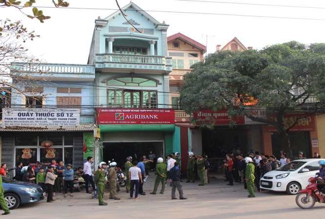 Thông tin mới nhất về vụ cướp ngân hàng táo tợn ở Bắc Giang Lực lượng chức năng phong tỏa hiện trường, điều tra vụ án. Ảnh báo Bắc Giang