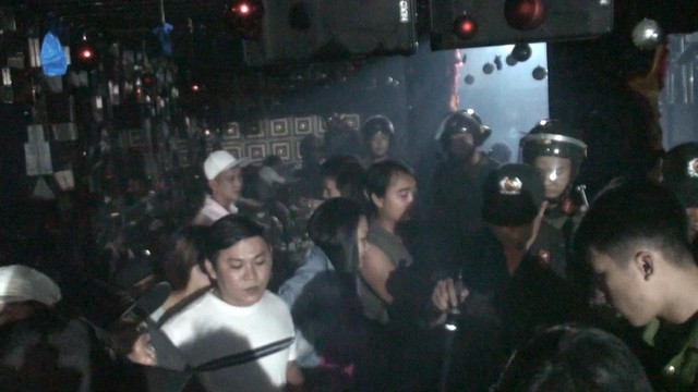 Cả trăm dân chơi phê ma túy trong quán bar vào rạng sáng Lực lượng công an đột kích quán bar Tip Top