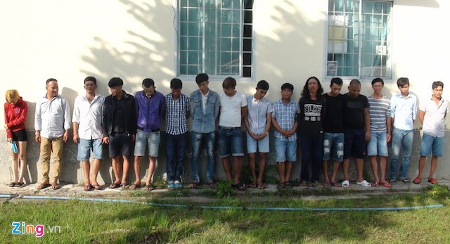 Đột kích sòng bạc lớn, thu hàng trăm triệu đồng Những người tham gia đánh bạc bị tạm giữ. Ảnh: Công an cung cấp