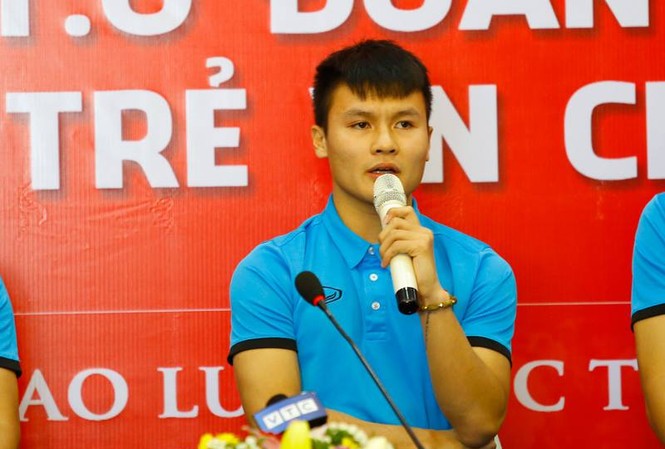 Tiền vệ Quang Hải: 'Mỗi lần em gọi điện về bố mẹ chỉ khóc' Quang Hải trong buổi giao lưu.