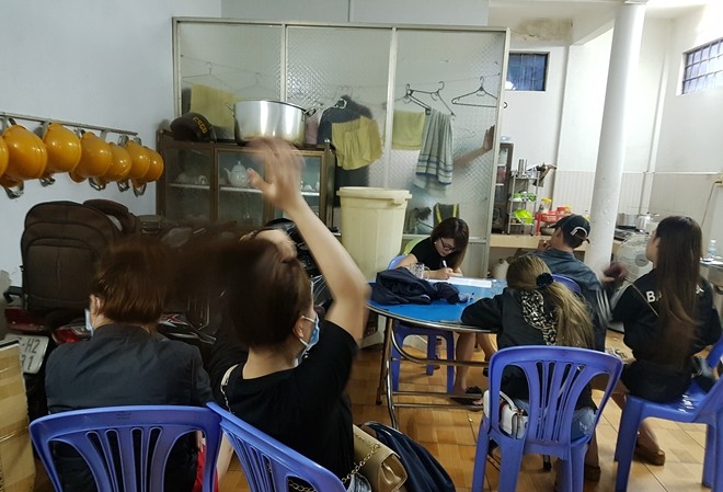 Phát hiện 16 “cô cậu” chơi ma túy trong quán karaoke Các đối tượng sử dụng trái phép chất ma túy.