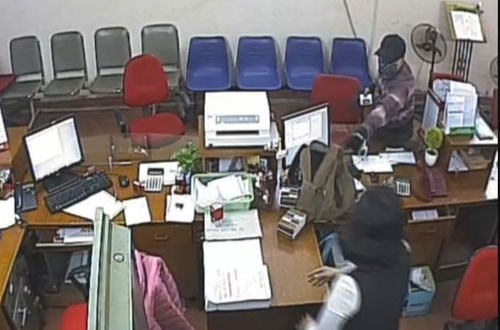 Kẻ cướp 1,1 tỷ đồng của Agribank bị khởi tố Hình ảnh Minh xông vào ngân hàng bị camera ghi lại