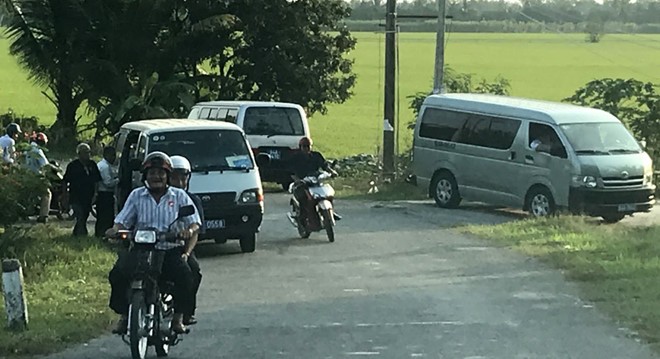 Bí thư Vĩnh Long: Kiểm điểm vụ xe công chở cán bộ đi ăn cưới Nhiều xe biển xanh chở cán bộ đến xã Long Phú của huyện Tam Bình để dự tiệc cưới con gái ông Tộ