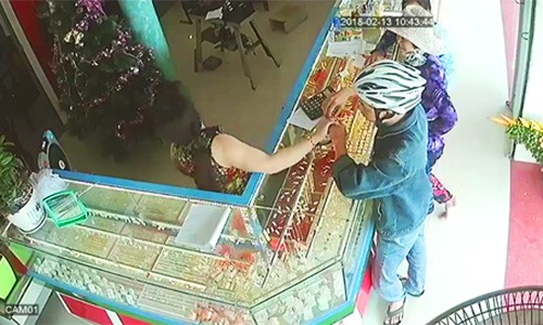 Cảnh sát lội bùn khống chế tên cướp tiệm vàng dưới ruộng Nghi can cướp 5 chỉ vàng giữa ban ngày. Ảnh: Camera tiệm vàng
