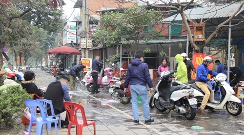 Hà Nội: Xếp hàng chờ rửa xe, giá tăng gấp 3 lần Giá rửa xe máy những ngày sát Tết cũng tăng lên 50.000 đồng mỗi lượt