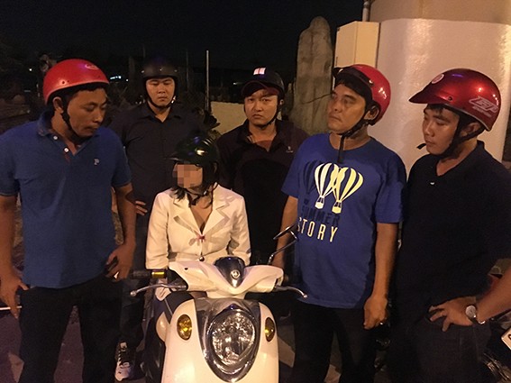 Bắt người phụ nữ “dụ” đàn ông vào khách sạn để lấy trộm tài sản Người phụ nữ cùng xe tay ga bị mời về trụ sở