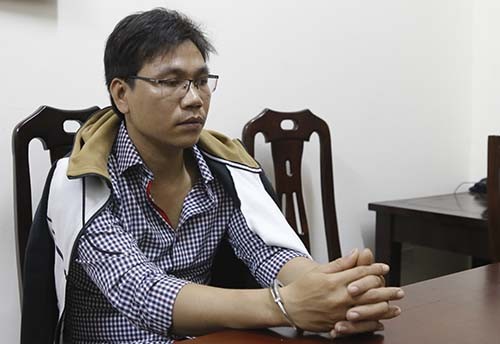 Người đàn ông trốn truy nã bị bắt khi đưa vợ con về quê ăn Tết Đặng Đức Dũng bị di lý về Công an Nghệ An trong tối 17/2