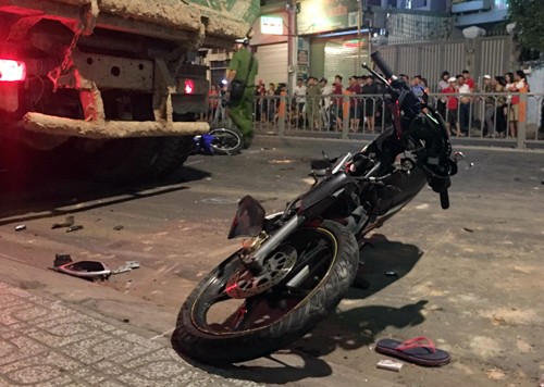 Ôtô ben húc hàng loạt xe máy ở Sài Gòn, nhiều người bị thương Hiện trường vụ tai nạn