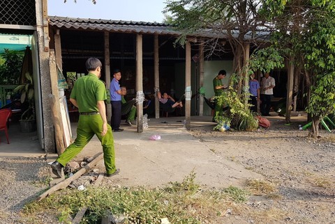 Hai người bị đâm thương vong trong quán nước Công an khám nghiệm tại hiện trường vụ án