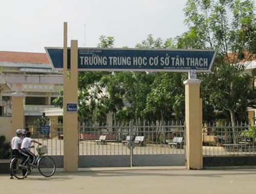 Học sinh lớp 8 bóp cổ cô giáo giữa lớp Trường THCS Tân Thạch - nơi diễn ra vụ việc