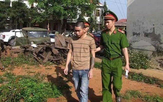 Lợi dụng người lớn đi viện, vào 'yêu' bé 15 tuổi Cơ quan công an dẫn giải Đỗ Ngọc Trường Xuân