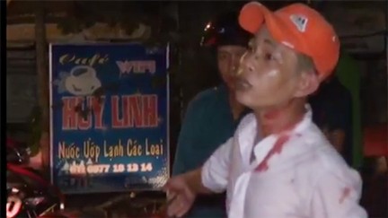 Hỗn chiến ở nhà nghỉ, 3 người nhập viện Một người trong nhóm thuê trọ đang trình bày với cơ quan công an