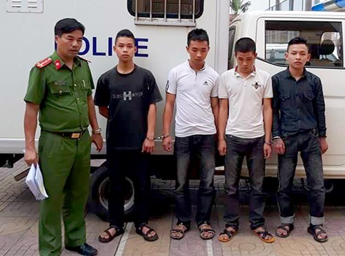 Bị truy sát dã man vì ngồi uống nước cùng bạn gái người khác Bốn nghi can bị cảnh sát dẫn lên xe thùng