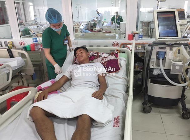 Người sống sót kể lại bữa tiệc rượu khiến 3 anh em tử vong Nạn nhân Lữ Văn Khăm may mắn sống sót hiện đã hồi tỉnh và tiếp tục được điều trị tích cực tại Khoa Chống độc Bệnh viên Hữu Nghị Đa khoa Nghệ An